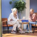 Twee vrouwen bekijken de menukaart van Brasserie Röling bij Drents Museum De Buitenplaats.