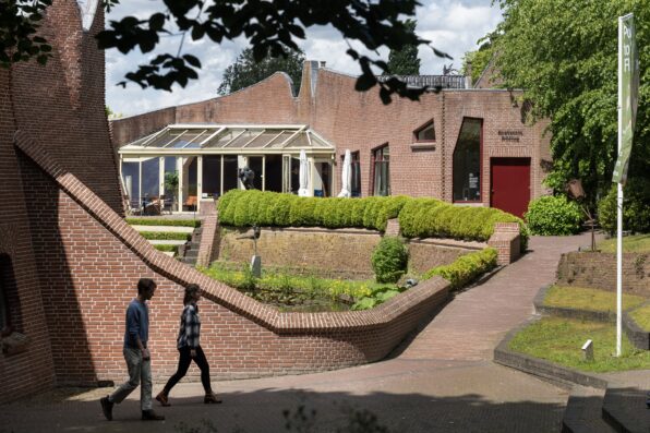 Het uitzicht op Brasserie Röling vanuit het oogpunt van Drents Museum De Buitenplaats.