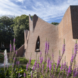 Het museumgebouw van Drents Museum De Buitenplaats met bloemetjes op de voorgrond