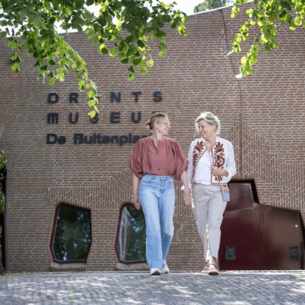 Twee vrouwen lopen vanaf het museum richting de uitgang