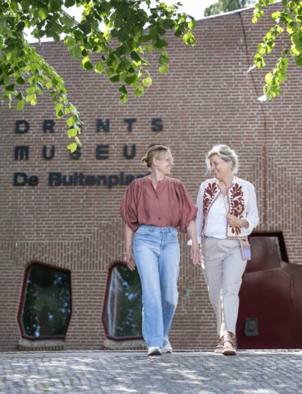 Twee vrouwen lopen vanaf het museum richting de uitgang