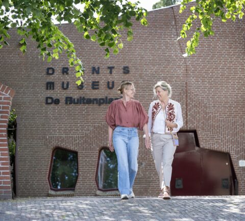 Twee vrouwen lopen vanaf het museum richting de uitgang