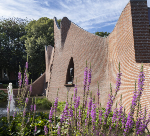 Het museumgebouw van Drents Museum De Buitenplaats met bloemetjes op de voorgrond