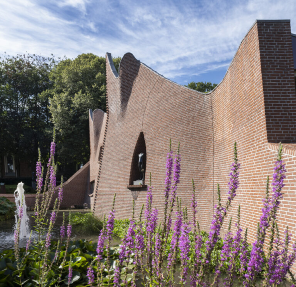 Het museumgebouw van Drents Museum De Buitenplaats met bloemetjes op de voorgrond