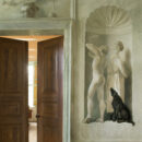 Een detail van een wandschildering in de entreehal in het Nijsinghhuis