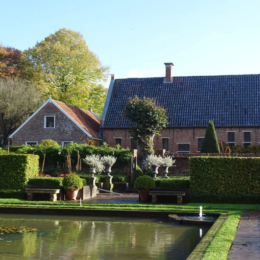 Entree van het Nijsinghhuis vanuit de museumtuin