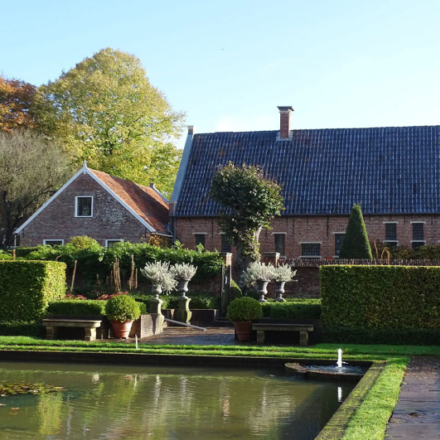 Entree van het Nijsinghhuis vanuit de museumtuin