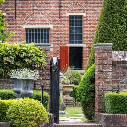 Entree van het Nijsinghhuis vanuit de museumtuin
