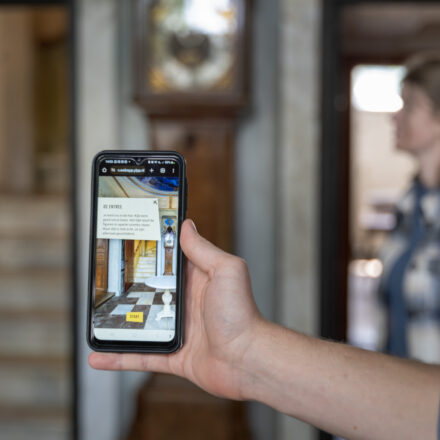 Een detail van de app in het Nijsinghhuis