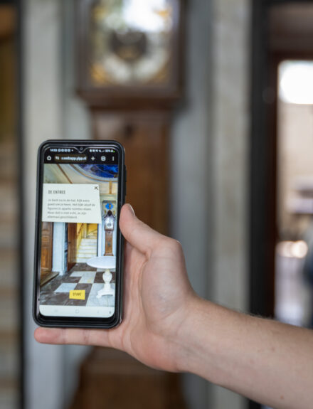 Een detail van de app in het Nijsinghhuis