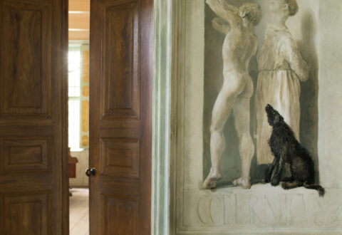 Een detail van een wandschildering in de entreehal in het Nijsinghhuis