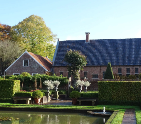 Entree van het Nijsinghhuis vanuit de museumtuin