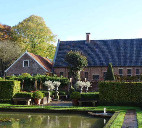 Entree van het Nijsinghhuis vanuit de museumtuin