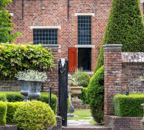 Entree van het Nijsinghhuis vanuit de museumtuin