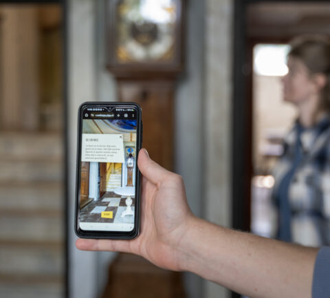 Een detail van de app in het Nijsinghhuis