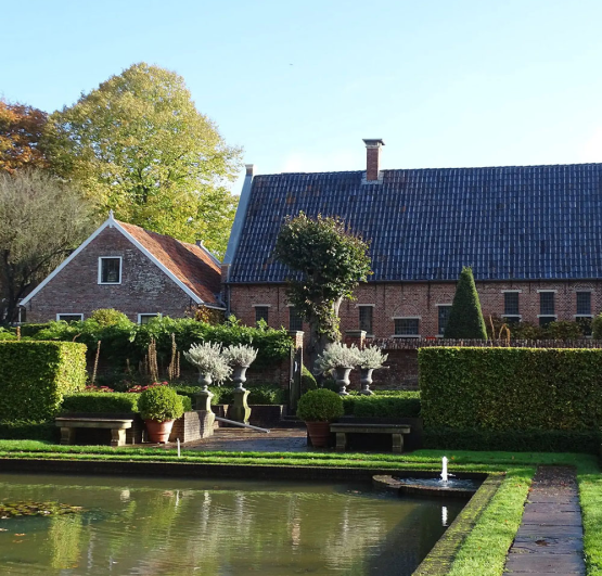 Entree van het Nijsinghhuis vanuit de museumtuin