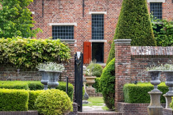 Entree van het Nijsinghhuis vanuit de museumtuin