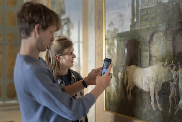 Een jong koppel maakt een foto in het Nijsinghhuis