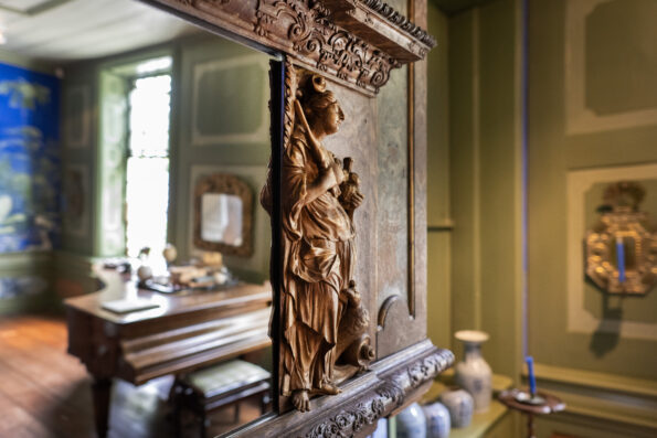 Een close-up van een detail in de Blauwe Kamer van het Nijsinghhuis