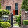 Entree van het Nijsinghhuis vanuit de museumtuin