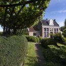 Doorkijkje naar de Oranjerie vanuit de museumtuin