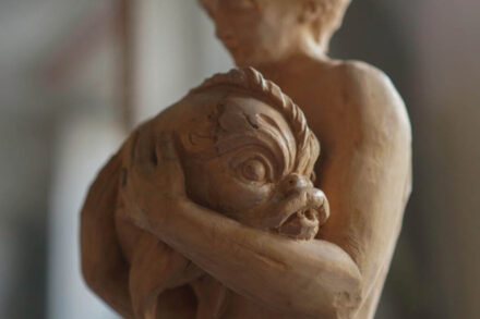 Een detail van een beeld van Maarten Robert in het Nijsinghhuis