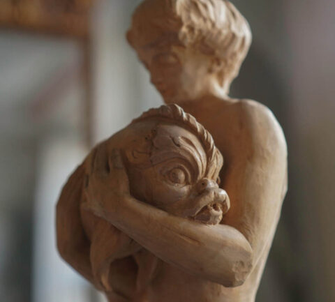 Een detail van een beeld van Maarten Robert in het Nijsinghhuis