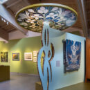 Een detail van de tentoonstelling Power to the Flower