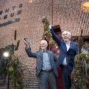 Harry Tupan en voorzitter vriendenstichting openen het vernieuwde Drents Museum De Buitenplaats