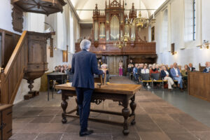 Harry Tupan spreekt menigte toe