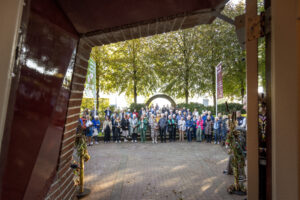 Menigte wacht om museum naar binnen te gaan