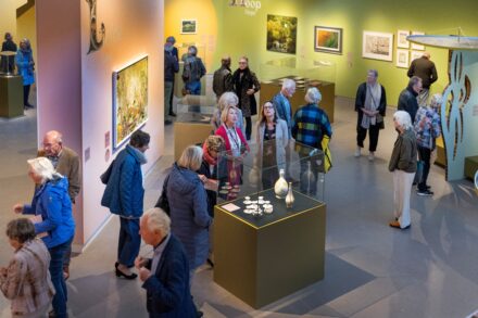 Een volle zaal bij de tentoonstelling Power to the Flower