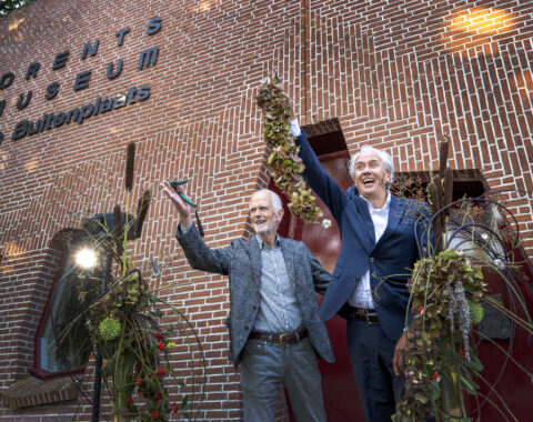 Harry Tupan en voorzitter vriendenstichting openen het vernieuwde Drents Museum De Buitenplaats