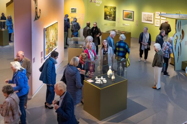 Een volle zaal bij de tentoonstelling Power to the Flower