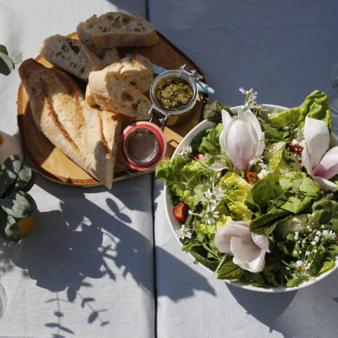 Een gedekte tafel met salade en brood