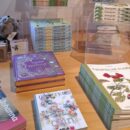 Een detail van de shop Drents Museum De Buitenplaats