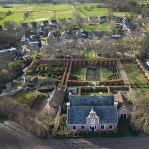 Een luchtfoto van de museumtuin met het Nijsinghhuis