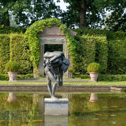 De spiegelvijver met een beeld in de museumtuin