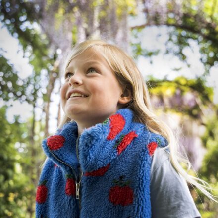 Meisje verwondert zich in de museumtuin