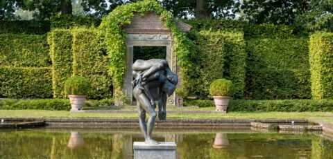 De spiegelvijver met een beeld in de museumtuin
