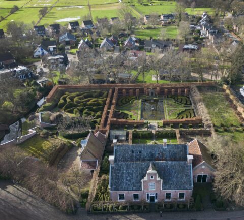 Een luchtfoto van de museumtuin met het Nijsinghhuis