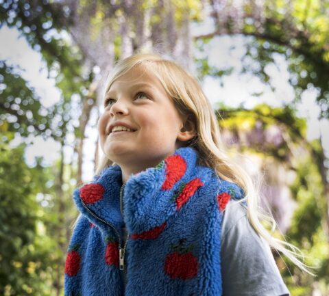 Meisje verwondert zich in de museumtuin