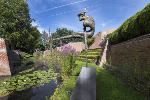 Een beeld in de tuin van Drents Museum De Buitenplaats