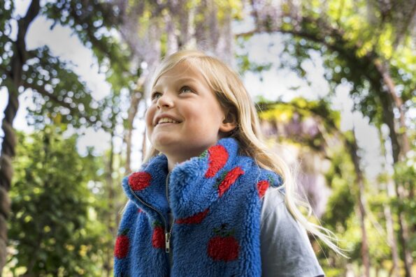 Meisje verwondert zich in de museumtuin